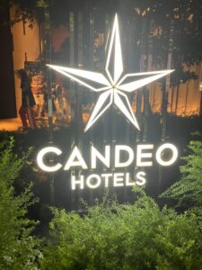 さいたまスーパーアリーナのときに宿泊したカンデオホテルズ大宮の看板
